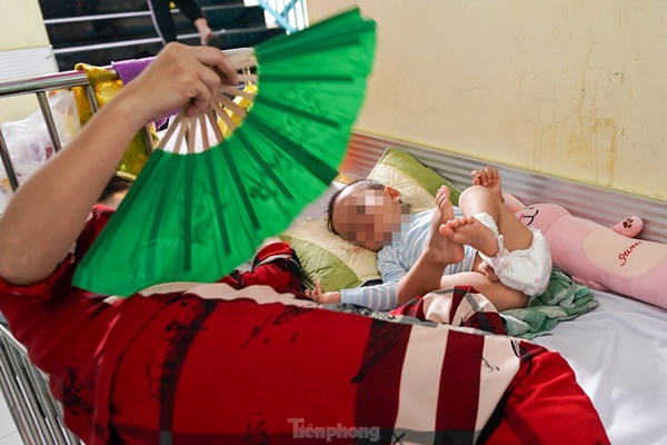 Vào điểm nóng đang điều trị hàng trăm trẻ mắc tay chân miệng ở TPHCM-8