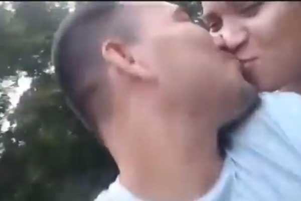 Hôn nhau trên xe máy, cặp đôi không ngờ đó là nụ hôn cuối trước tai nạn thảm khốc-1