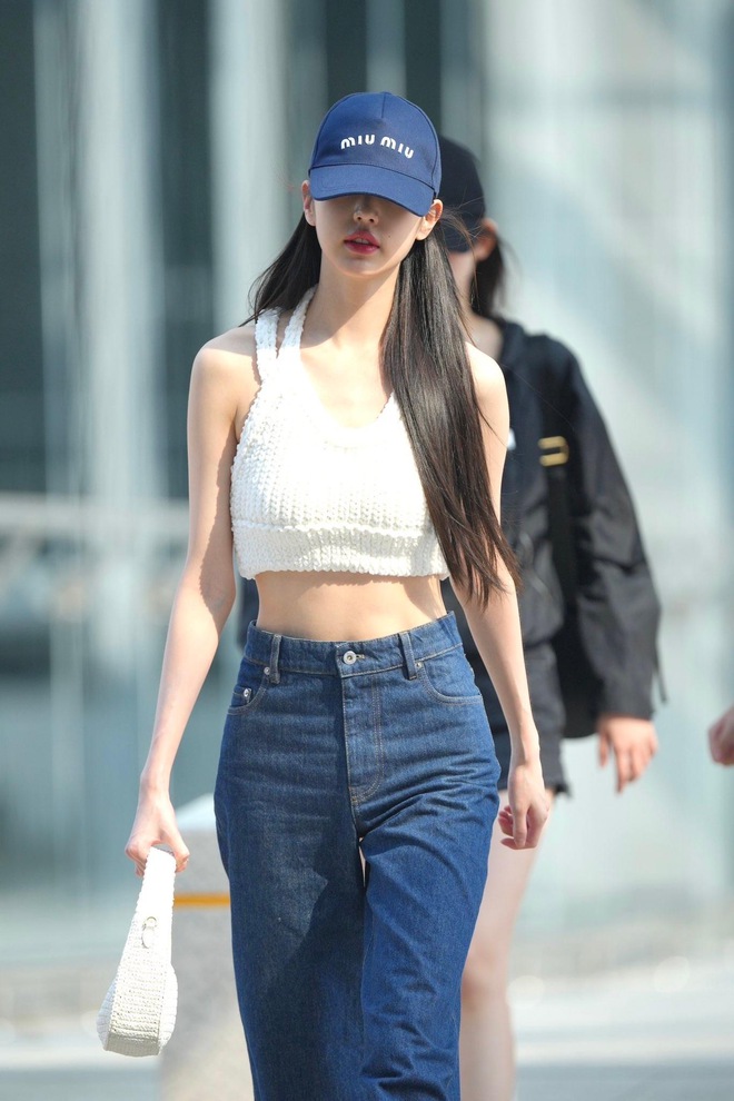 Đỉnh như Jang Won Young: Cân đẹp” mọi style, thần thái sang chảnh biến sân bay thành sàn diễn thời trang-1