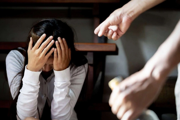 Bữa cơm trưa và ly rượu khai vị là cầu nối cho cô hàng xóm lẳng lơ câu thành công chồng người khác-1