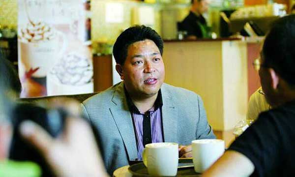 Cho 3 thiếu niên ăn xin bữa cơm nóng, mấy chục năm sau người phụ nữ được báo đáp tiền tỷ nhưng không nhận vì một nguyên do-1