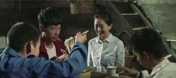 Cho 3 thiếu niên ăn xin bữa cơm nóng, mấy chục năm sau người phụ nữ được báo đáp tiền tỷ nhưng không nhận vì một nguyên do-3