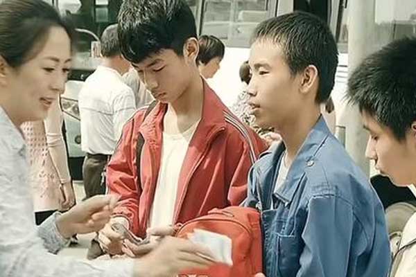 Cho 3 thiếu niên ăn xin bữa cơm nóng, mấy chục năm sau người phụ nữ được báo đáp tiền tỷ nhưng không nhận vì một nguyên do-4