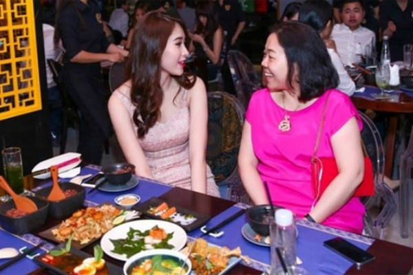 Mẹ chồng kín tiếng của Hoa hậu Đặng Thu Thảo: Doanh nhân quyền lực nhưng đời thường bình dị ngỡ ngàng-6