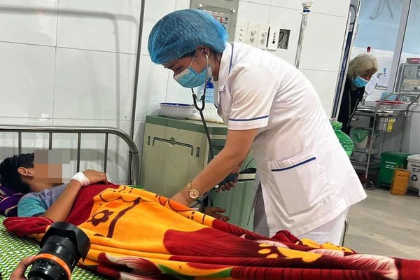 Cắn vỡ nhiệt kế thủy ngân khi đo thân nhiệt, bé 3 tuổi nhập viện cấp cứu khẩn-3