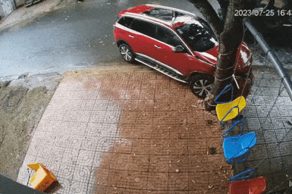 Vụ lái xe VinFast tông liên tiếp xe Peugeot: Tài xế đối diện tội danh gì?-2