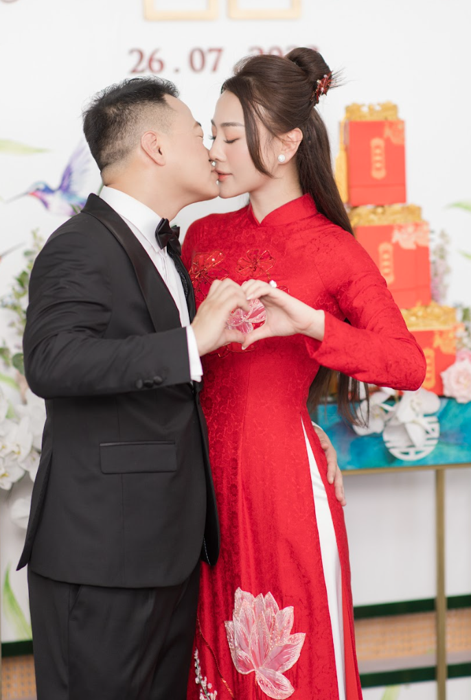 Phương Oanh được khán giả khen ngợi hành động điểm 10 tinh tế trong lễ ăn hỏi với Shark Bình-5