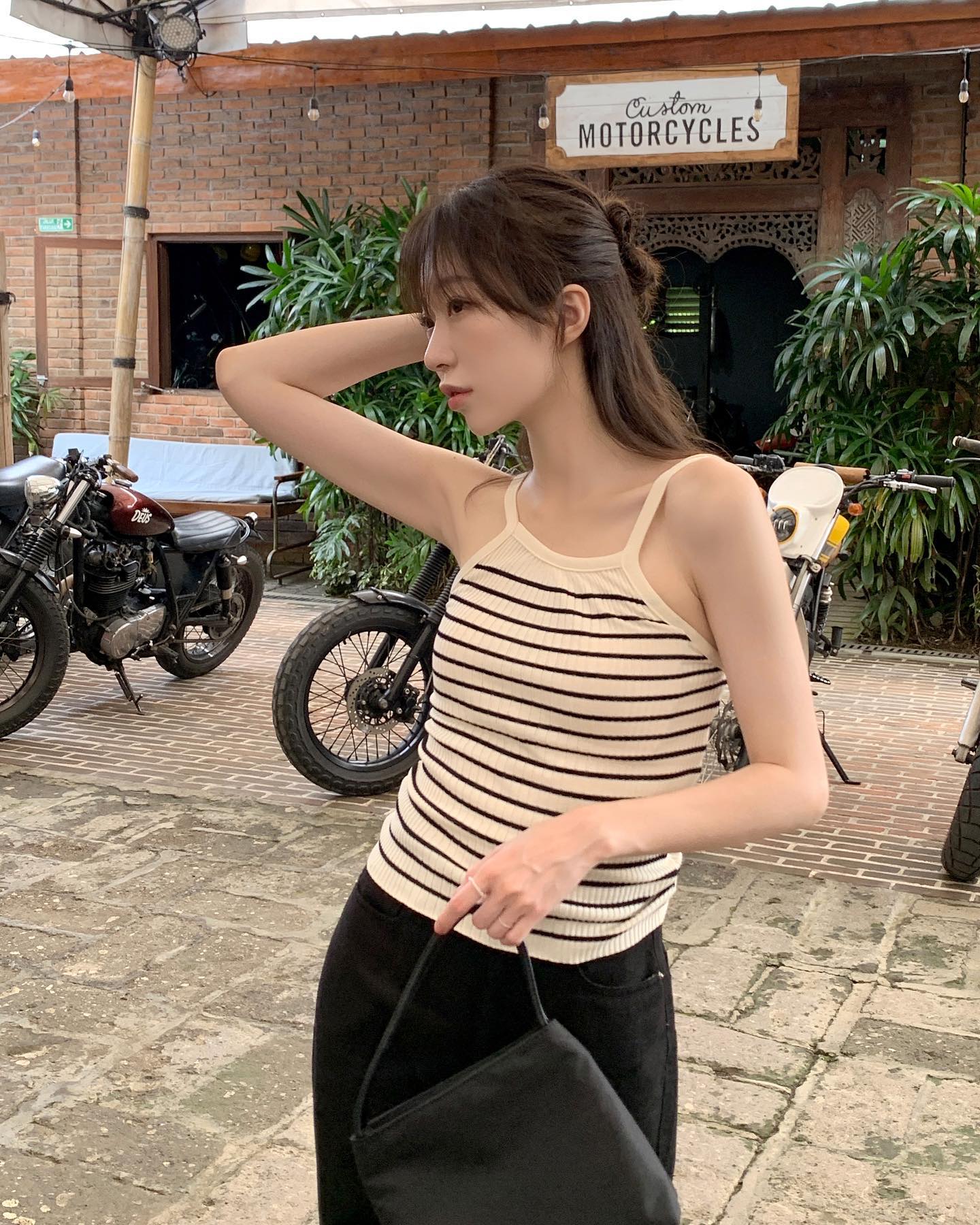 4 cách mặc áo họa tiết không sợ già và sến-2