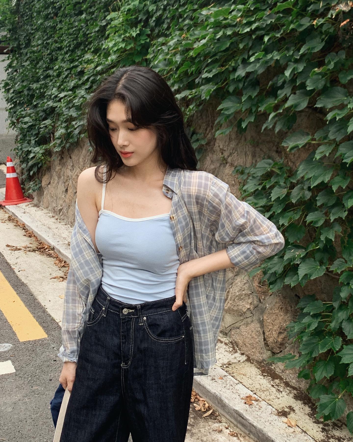 4 cách mặc áo họa tiết không sợ già và sến-4