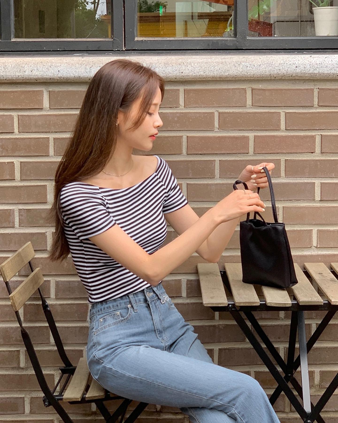 4 cách mặc áo họa tiết không sợ già và sến-7