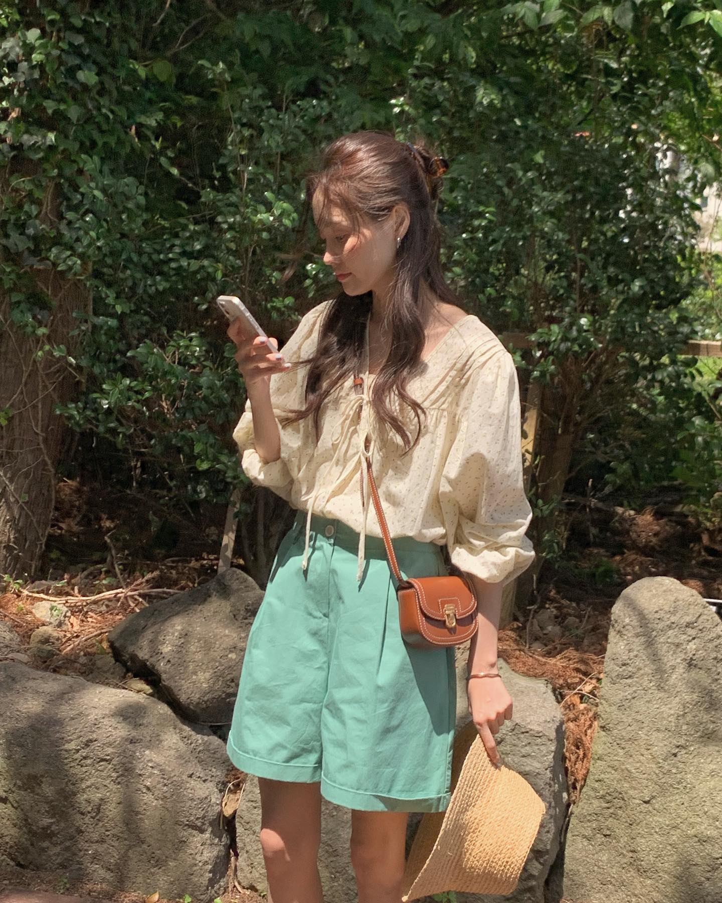 4 cách mặc áo họa tiết không sợ già và sến-8