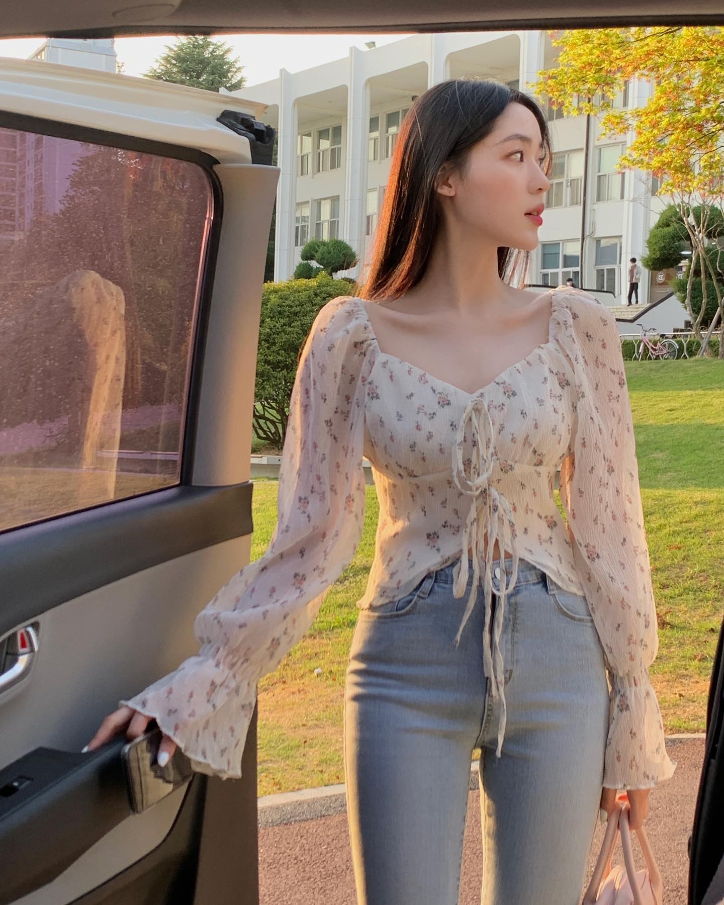 4 cách mặc áo họa tiết không sợ già và sến-9