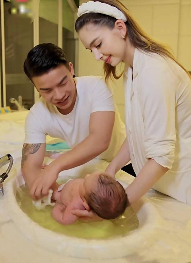 Trai xấu lấy vợ Tây xinh như mộng, mẹ chồng hớn hở mong lấy gen con dâu, ngày đứa trẻ sinh ra cả nhà nội ngỡ ngàng-10