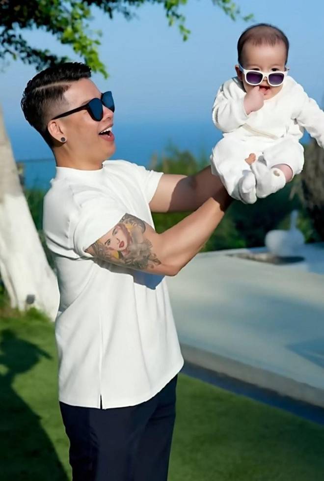 Trai xấu lấy vợ Tây xinh như mộng, mẹ chồng hớn hở mong lấy gen con dâu, ngày đứa trẻ sinh ra cả nhà nội ngỡ ngàng-9