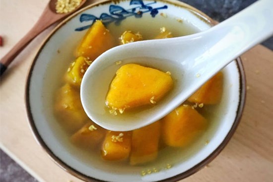 Trời nắng nóng nấu chè khoai lang hoa mộc thanh mát