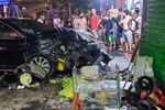 Clip vụ ô tô Camry mất lái lao lên vỉa hè ở Hà Nội, đâm 3 người ngồi uống trà đá-1