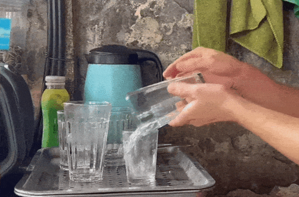 Cô chủ quán trà đá ở Hà Nội mỗi ngày mặc một bộ váy cá tính gây sốt mạng-3