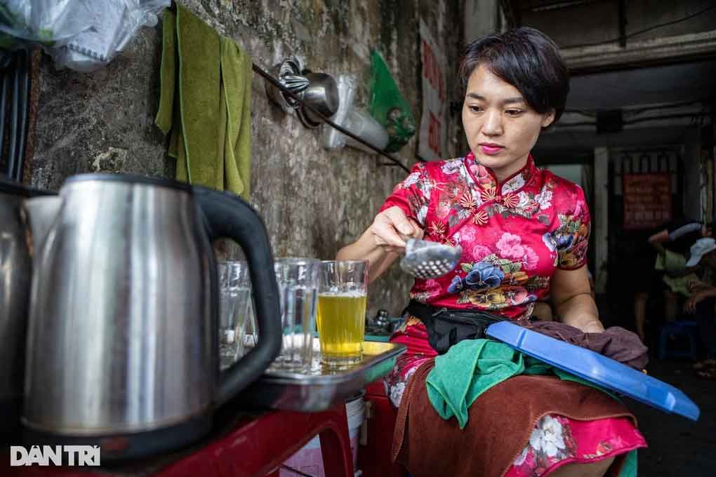 Cô chủ quán trà đá ở Hà Nội mỗi ngày mặc một bộ váy cá tính gây sốt mạng-2