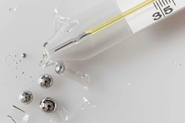 Cắn vỡ nhiệt kế thủy ngân khi đo thân nhiệt, bé 3 tuổi nhập viện cấp cứu khẩn-1