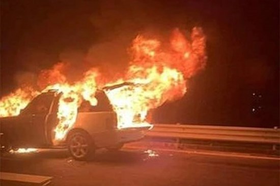 Xe Range Rover bốc cháy trên cao tốc Hải Phòng - Hạ Long, 3 người thoát nạn