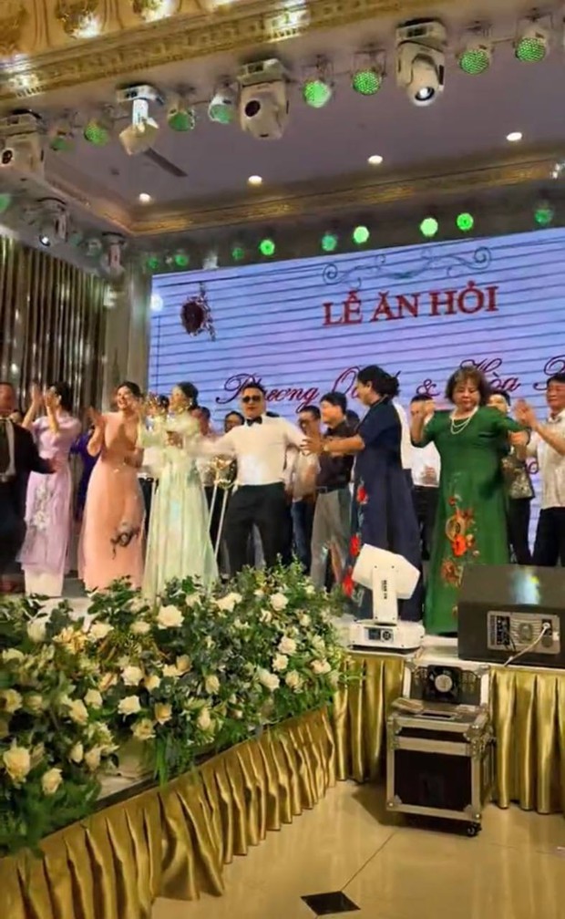 Hé lộ cảnh Shark Bình được mẹ Phương Oanh trao vàng, nhảy vui vẻ với nhà vợ trên sân khấu-4