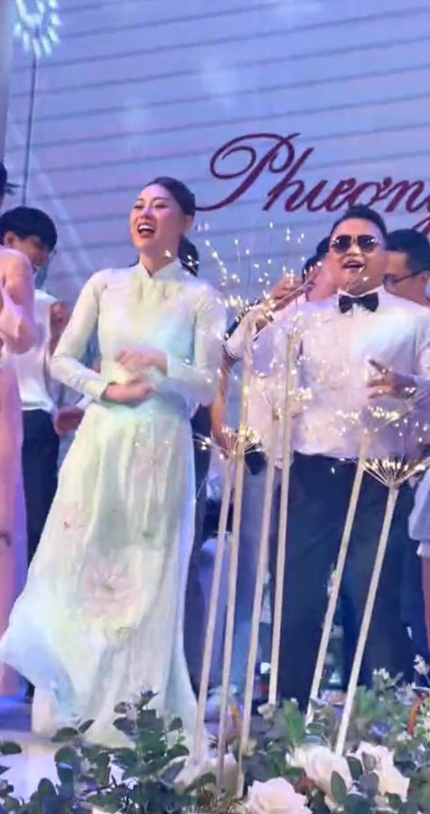 Hé lộ cảnh Shark Bình được mẹ Phương Oanh trao vàng, nhảy vui vẻ với nhà vợ trên sân khấu-3