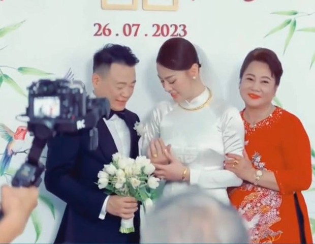 Hé lộ cảnh Shark Bình được mẹ Phương Oanh trao vàng, nhảy vui vẻ với nhà vợ trên sân khấu-2