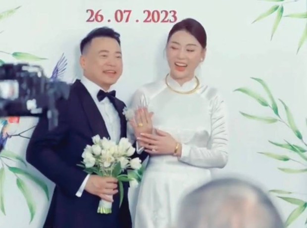 Hé lộ cảnh Shark Bình được mẹ Phương Oanh trao vàng, nhảy vui vẻ với nhà vợ trên sân khấu-1