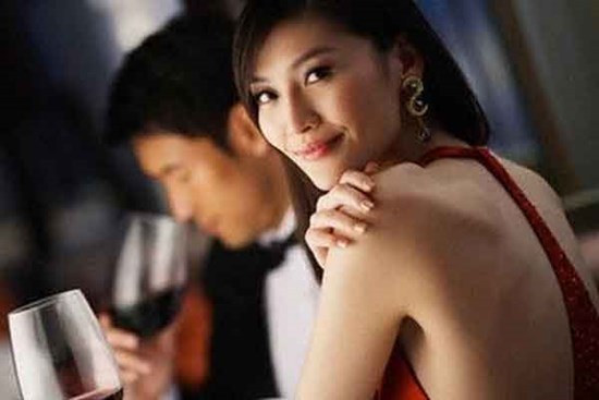 Bữa cơm trưa và ly rượu khai vị là cầu nối cho cô hàng xóm lẳng lơ 'câu thành công' chồng người khác