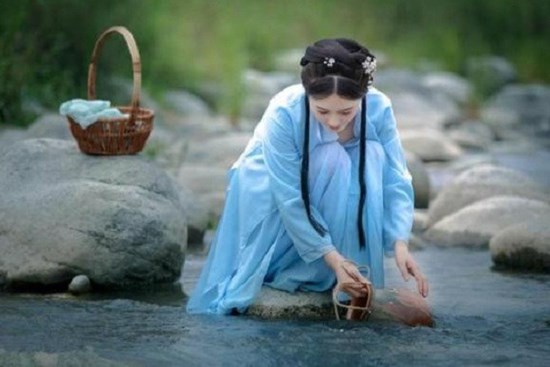 Người xưa giặt quần áo thế nào khi không có bột giặt? Những gì họ dùng còn tốt hơn nhiều