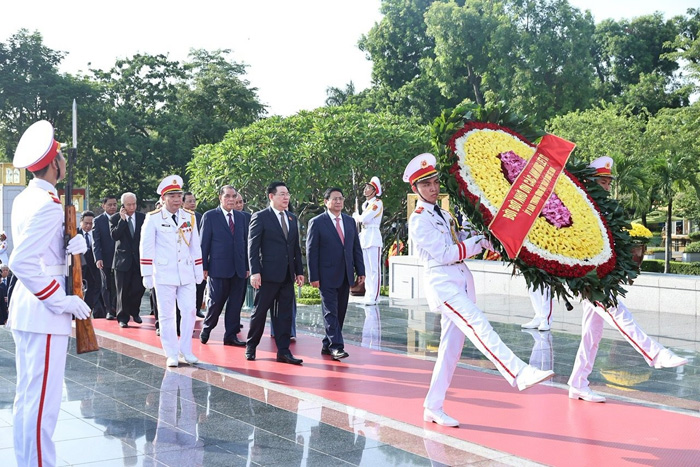 Lãnh đạo Đảng, Nhà nước và thành phố Hà Nội viếng Chủ tịch Hồ Chí Minh và tưởng niệm các Anh hùng liệt sĩ-1
