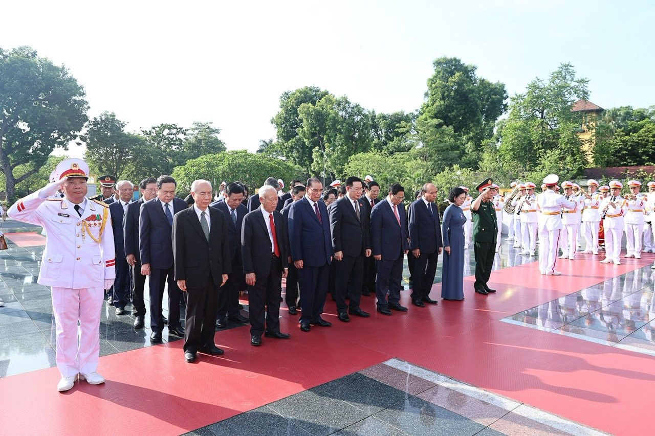 Lãnh đạo Đảng, Nhà nước và thành phố Hà Nội viếng Chủ tịch Hồ Chí Minh và tưởng niệm các Anh hùng liệt sĩ-2