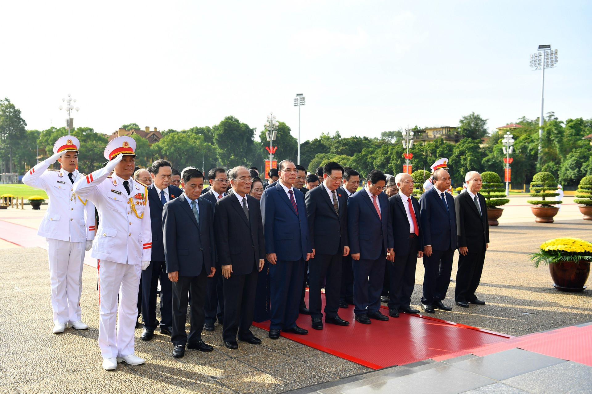 Lãnh đạo Đảng, Nhà nước và thành phố Hà Nội viếng Chủ tịch Hồ Chí Minh và tưởng niệm các Anh hùng liệt sĩ-3
