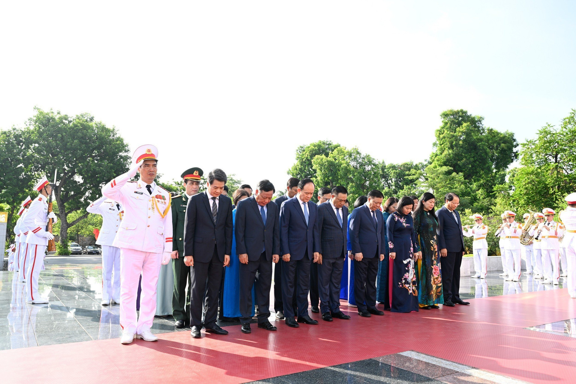 Lãnh đạo Đảng, Nhà nước và thành phố Hà Nội viếng Chủ tịch Hồ Chí Minh và tưởng niệm các Anh hùng liệt sĩ-4