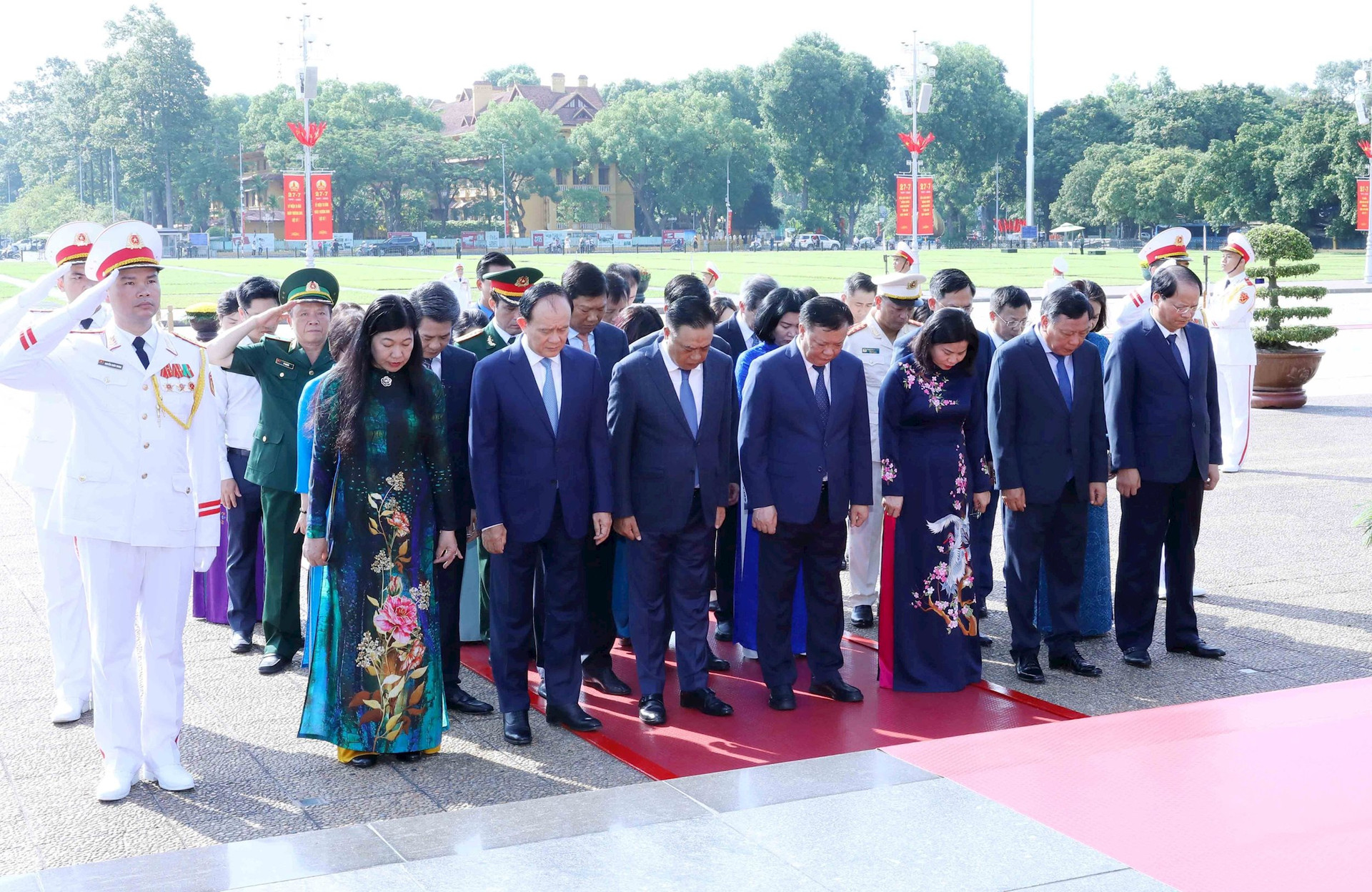 Lãnh đạo Đảng, Nhà nước và thành phố Hà Nội viếng Chủ tịch Hồ Chí Minh và tưởng niệm các Anh hùng liệt sĩ-5