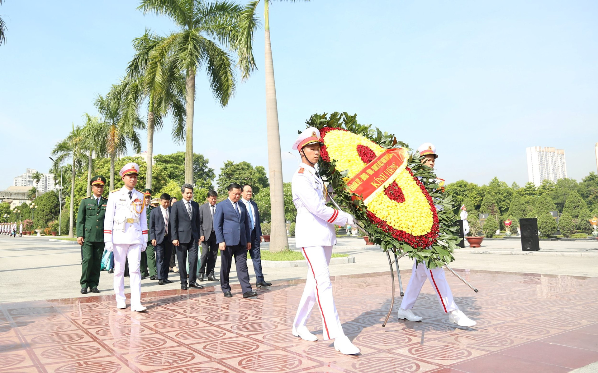 Lãnh đạo Đảng, Nhà nước và thành phố Hà Nội viếng Chủ tịch Hồ Chí Minh và tưởng niệm các Anh hùng liệt sĩ-6