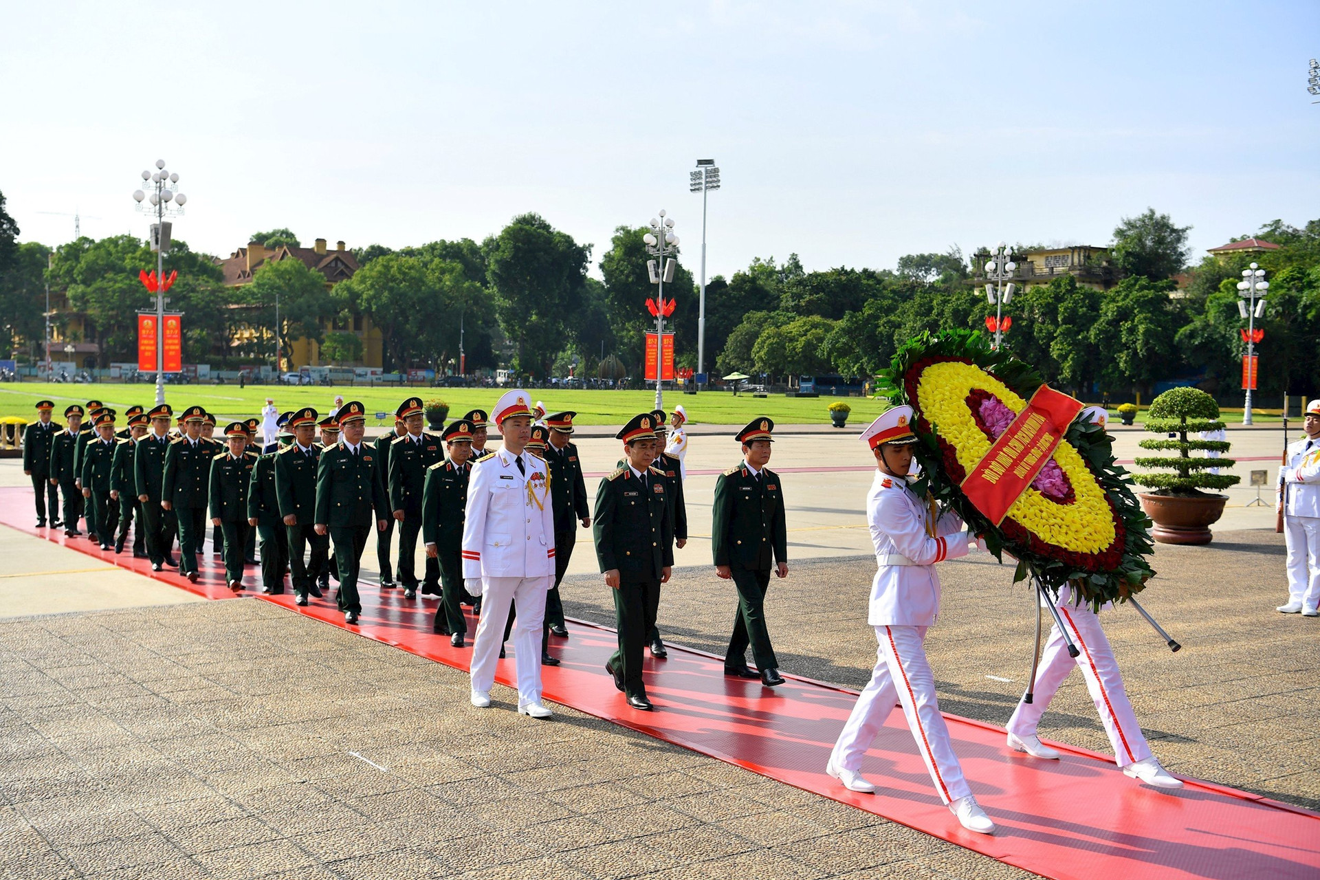 Lãnh đạo Đảng, Nhà nước và thành phố Hà Nội viếng Chủ tịch Hồ Chí Minh và tưởng niệm các Anh hùng liệt sĩ-8