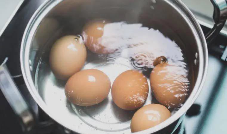 Luộc trứng dùng nước sôi hay nước lạnh đều sai bét, nhớ 5 điểm này, luộc xong chỉ chạm nhẹ là vỏ tự bong-1