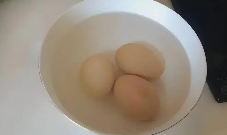 Luộc trứng dùng nước sôi hay nước lạnh đều sai bét, nhớ 5 điểm này, luộc xong chỉ chạm nhẹ là vỏ tự bong-2