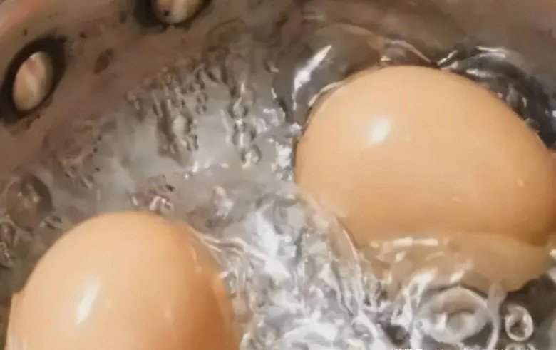 Luộc trứng dùng nước sôi hay nước lạnh đều sai bét, nhớ 5 điểm này, luộc xong chỉ chạm nhẹ là vỏ tự bong-3