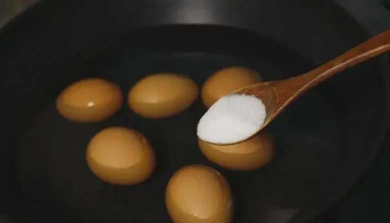 Luộc trứng dùng nước sôi hay nước lạnh đều sai bét, nhớ 5 điểm này, luộc xong chỉ chạm nhẹ là vỏ tự bong-5