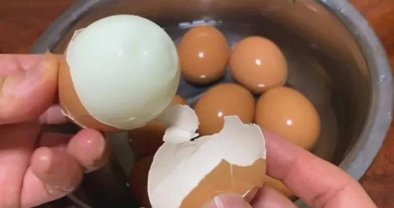 Luộc trứng dùng nước sôi hay nước lạnh đều sai bét, nhớ 5 điểm này, luộc xong chỉ chạm nhẹ là vỏ tự bong-6