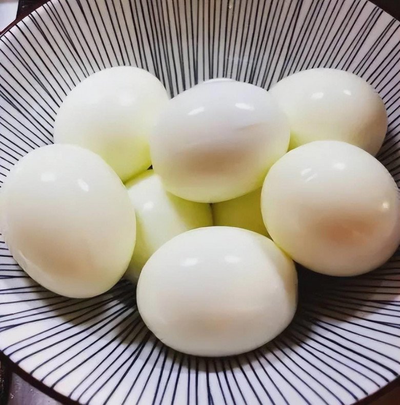 Luộc trứng dùng nước sôi hay nước lạnh đều sai bét, nhớ 5 điểm này, luộc xong chỉ chạm nhẹ là vỏ tự bong-7