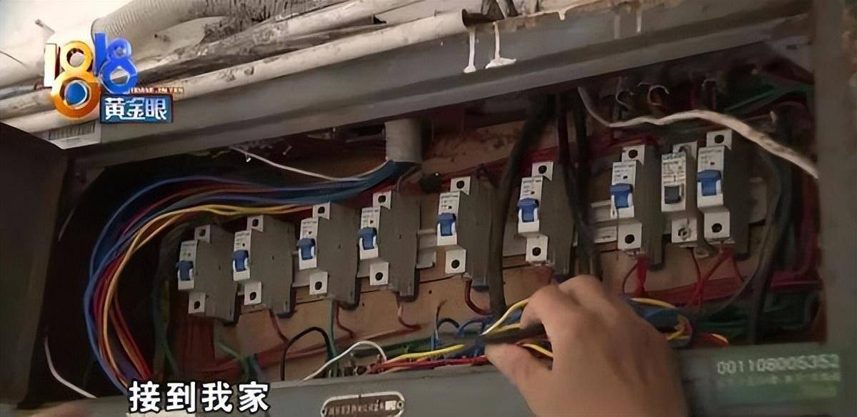 Tá hỏa vì tiền điện tăng gấp chục lần, người đàn ông kiểm tra công tơ phát hiện đường dây bất thường, cảnh sát đến mới vạch trần thủ phạm-4