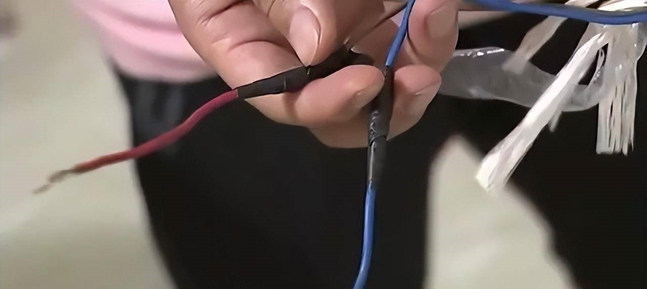 Tá hỏa vì tiền điện tăng gấp chục lần, người đàn ông kiểm tra công tơ phát hiện đường dây bất thường, cảnh sát đến mới vạch trần thủ phạm-5