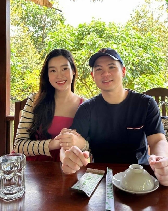 Loạt khoảnh khắc hiếm của Đỗ Mỹ Linh trước khi hạ sinh con đầu lòng: Nhan sắc mặn mà, được chồng cưng chiều-11