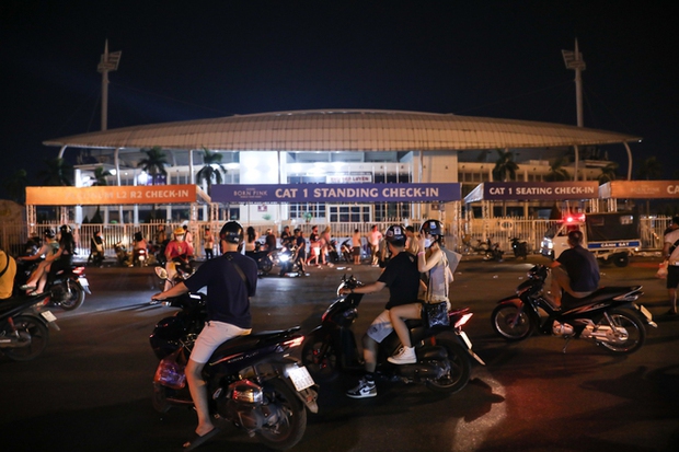 Cuộc chiến ôm vé BLACKPINK tại SVĐ Mỹ Đình: Người bán hạ hết cỡ, người hỏi nhiều, nhưng tâm lý là... chờ 30 Tết”-1