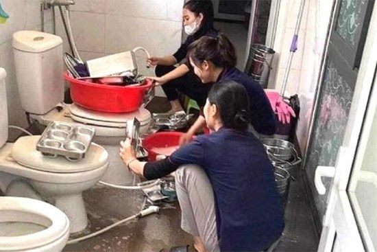 Xôn xao hình ảnh trường mầm non ở Nghệ An rửa khay ăn của trẻ bên bồn cầu