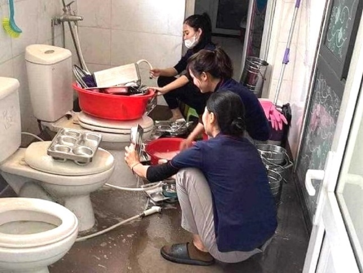 Xôn xao hình ảnh trường mầm non ở Nghệ An rửa khay ăn của trẻ bên bồn cầu-1