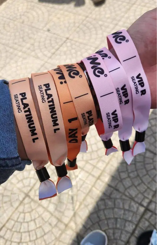 Hot girl, người nổi tiếng đua nhau khoe vòng tay concert BLACKPINK để tìm đồng đội”-13